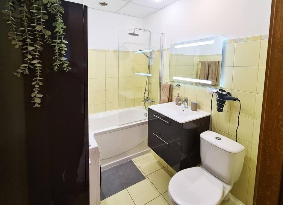 Stylish Apartment With Parking & Spacious Balcony Riga Extérieur photo