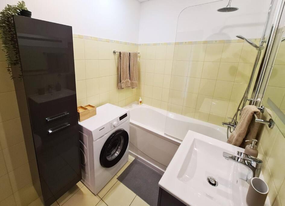 Stylish Apartment With Parking & Spacious Balcony Riga Extérieur photo